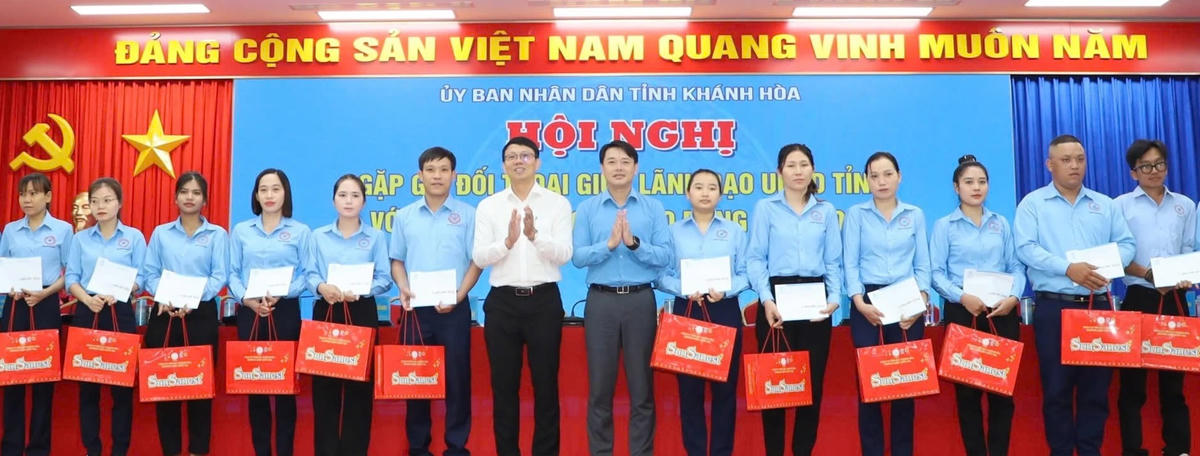 Ông Nguyễn Thanh Hà, Phó Chủ tịch UBND tỉnh Khánh Hòa và ông Bùi Hoài Nam, Phó Chủ tịch Ủy ban MTTQ Việt Nam tỉnh, Chủ tịch Liên đoàn Lao động tỉnh Khánh Hòa trao quà cho người lao động.