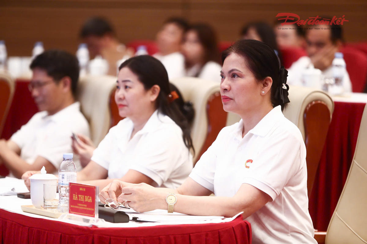 Phó Chủ tịch - Tổng Thư ký UBTƯ MTTQ Việt Nam Hà Thị Nga và các đại biểu tham dự lớp tập huấn.