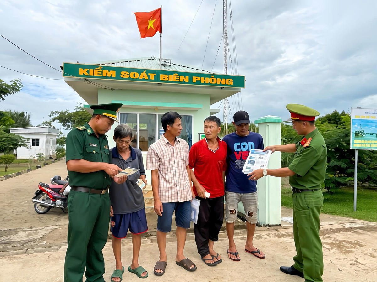Lực lượng chức năng tuyên truyền phòng, chống ma túy, giúp ngư dân nâng cao nhận thức và chung tay giữ gìn an ninh trật tự trên biển. Ảnh: Trọng Nguyễn