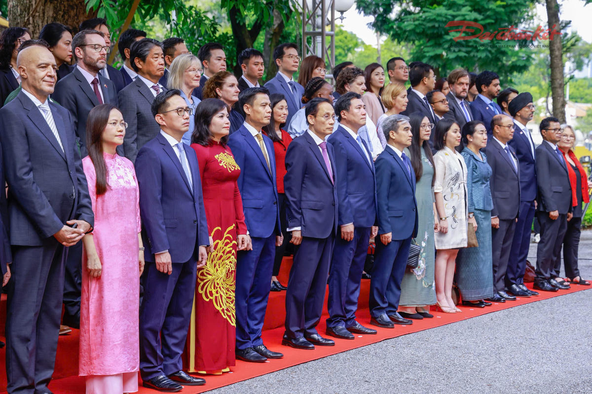 Các đại biểu dự lễ thượng cờ ASEAN. Ảnh: Quang Vinh