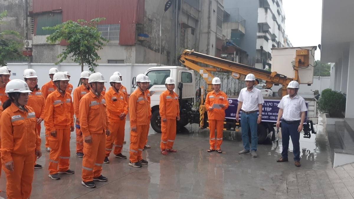 Lãnh đạo tại các đơn vị phổ biến nội dung công việc, nhận diện mối nguy và biện pháp an toàn trước khi thực hiện nhiệm vụ