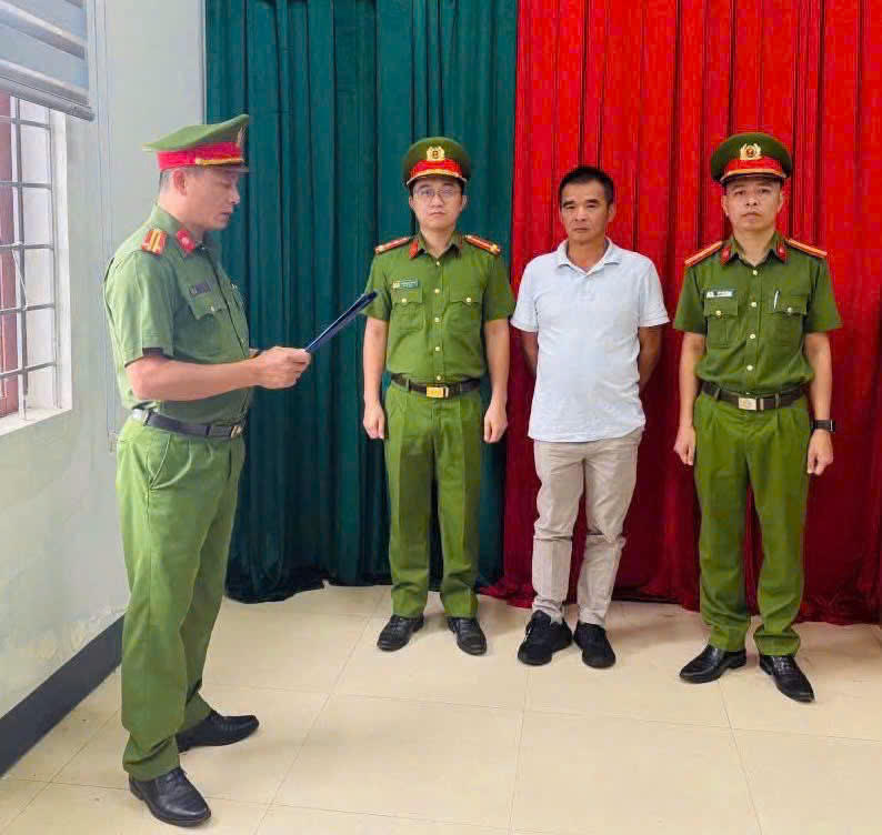 Lực lượng Công an tỉnh Gia Lai đọc quyết định bắt đối tượng liên quan đến vụ án. Ảnh: CA Gia Lai.