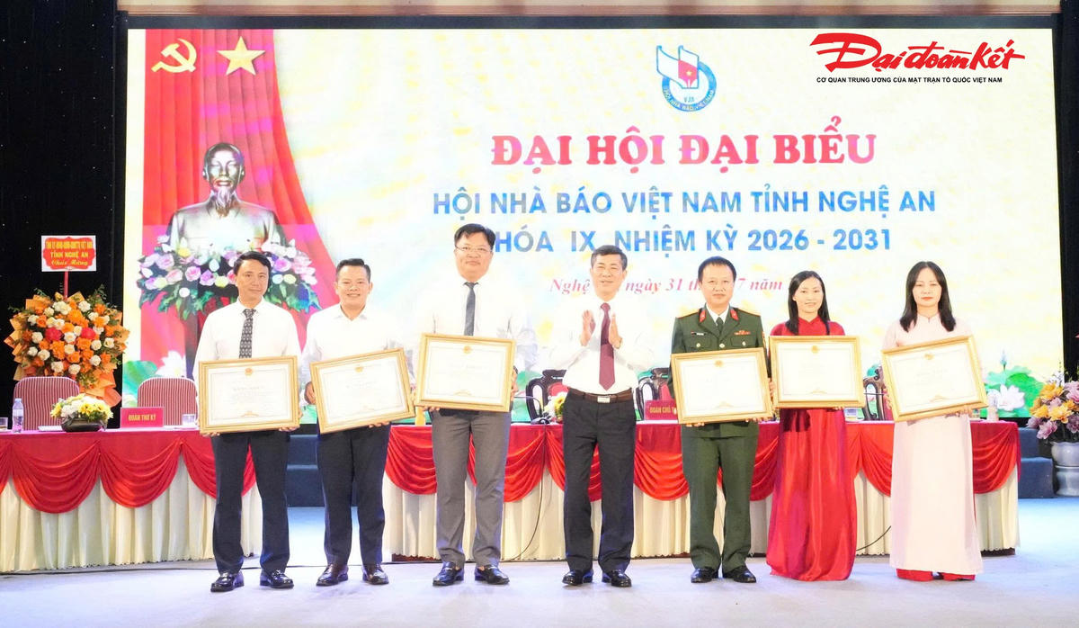 Cũng tại Đại hội, nhiều tập thể, cá nhân có thành tích xuất sắc trong hoạt động của Hội đã được Hội Nhà báo Việt Nam, UBND tỉnh, Ủy ban MTTQ tỉnh Nghệ An tặng Bằng khen. Ảnh: ĐB