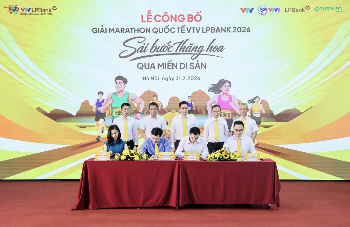 Đại diện các đơn vị tổ chức thực hiện nghi thức ký kết tổ chức Giải Marathon Quốc tế VTV LPBank 2026.