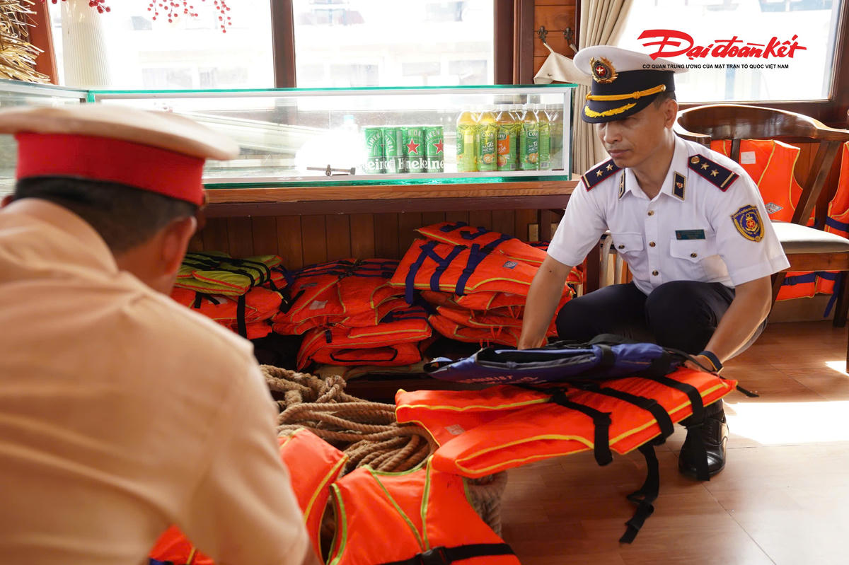 Theo ông Trần Duy Thái, phụ trách Văn phòng Cảng vụ Đường thủy nội địa Hà Nội, trong mùa mưa bão năm nay, đơn vị phối hợp chặt chẽ với lực lượng Cảnh sát giao thông tăng cường kiểm tra các phương tiện vận tải hành khách trên sông Hồng, tập trung vào điều kiện kỹ thuật, hệ thống cứu sinh và năng lực chuyên môn của thuyền viên.