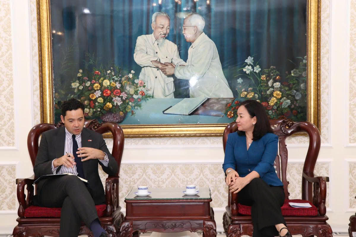 Bà Trương Thị Bích Hạnh - Ủy viên Ban Thường vụ Thành ủy, Phó Chủ tịch Thường trực Ủy ban MTTQ Việt Nam TPHCM tiếp Tổng Lãnh sự quán Pháp tại thành phố đến chào xã giao nhân dịp ông nhận nhiệm vụ mới. Ảnh: A.H.