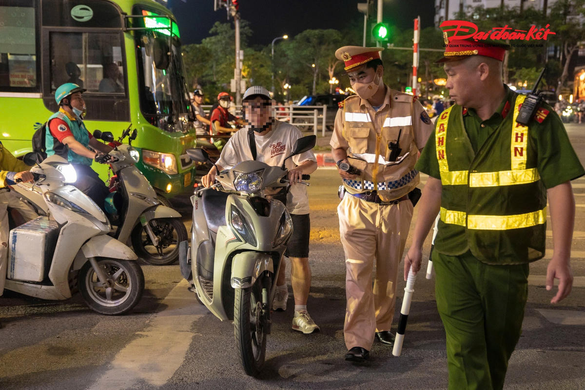Tuy nhiên, theo lực lượng chức năng, phương tiện thuộc diện phải đăng ký và gắn biển số chỉ được phép lưu thông khi đã hoàn tất các thủ tục theo quy định. Việc xe mới mua không đồng nghĩa với việc chủ phương tiện được tự ý điều khiển tham gia giao thông khi chưa đủ điều kiện.