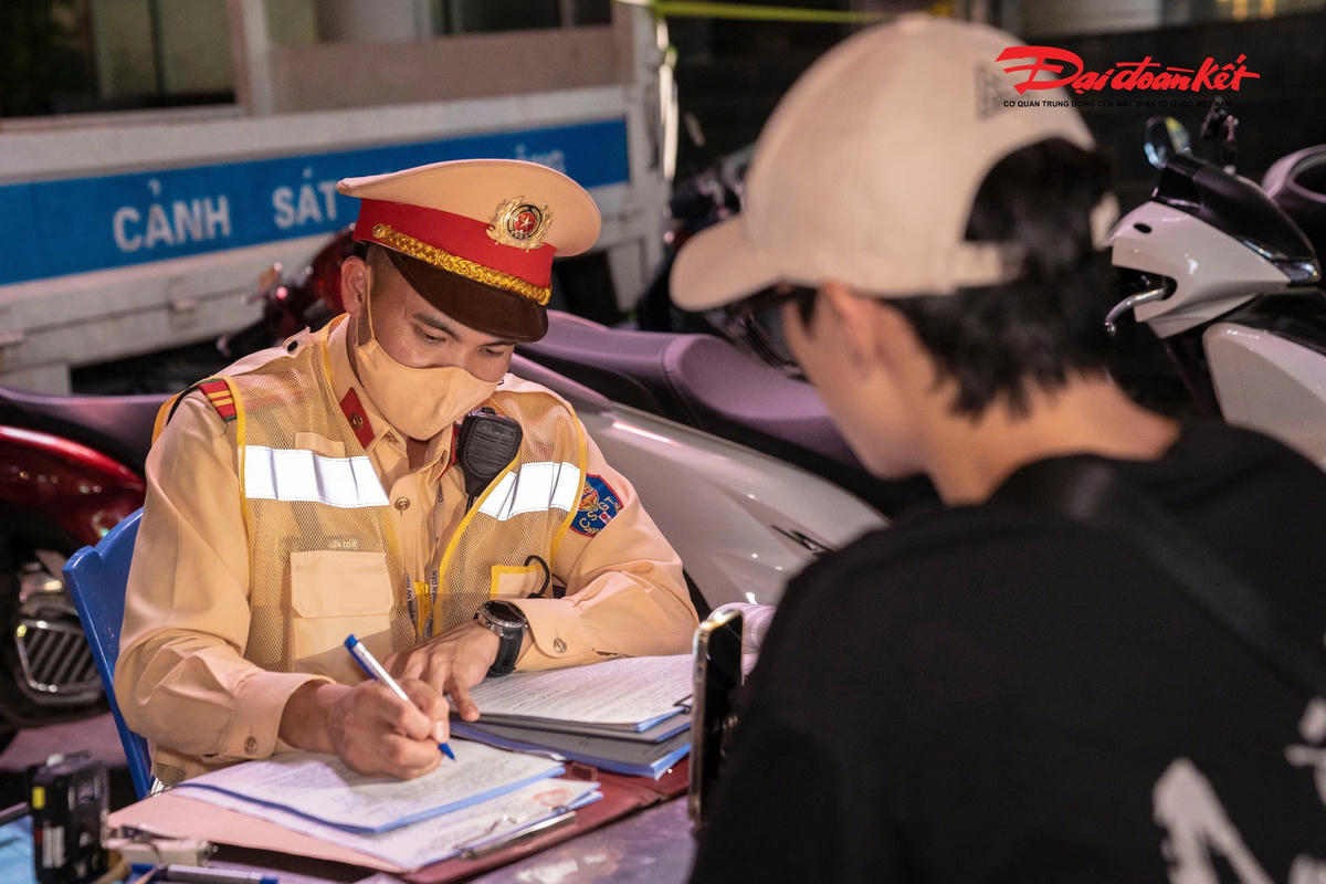 Tại chốt kiểm tra, cán bộ CSGT đã giải thích rõ quy định pháp luật, kiểm tra giấy tờ liên quan và lập biên bản đối với các trường hợp vi phạm.