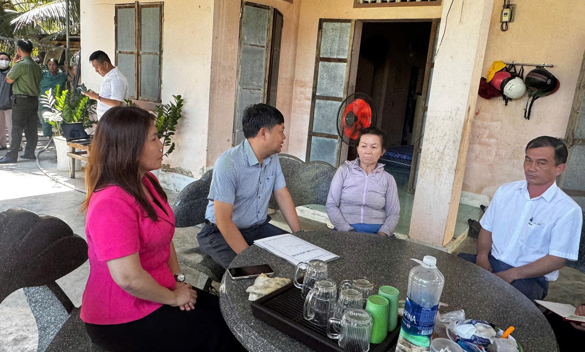 Ông Lê Văn Hoan, Phó Chủ tịch Ủy ban MTTQ Việt Nam tỉnh Khánh Hòa cùng đoàn công tác xuống vận động từng hộ dân chưa thống nhất với phương án bồi thường do vướng mắc về giá đất.