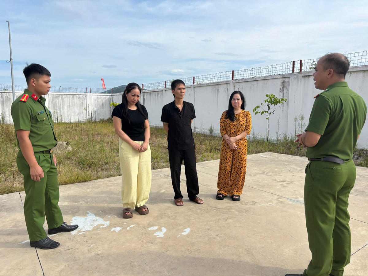 3 đối tượng bị khởi tố (từ trái qua phải) gồm Nguyễn Thị Thúy, Nguyễn Văn Dũng và Nguyễn Thị Tuyết tại cơ quan công an.