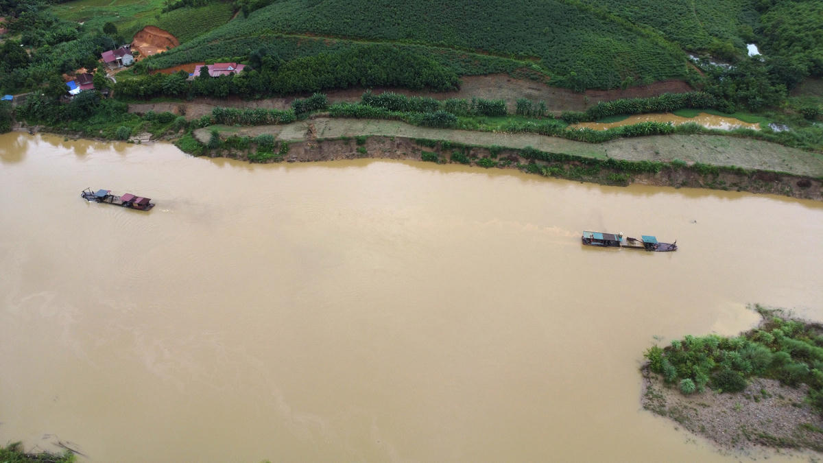 Đất ven sông chảy khu vực các tàu cát đang khai thác tại làng Chã, xã Khánh Hòa có dấu hiệu sạt lở.