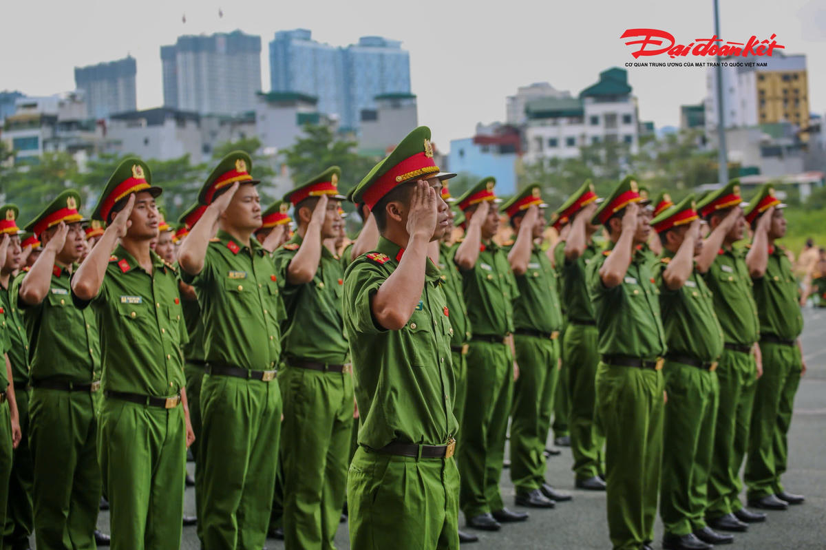 "Đặc biệt, đối với các lực lượng thường xuyên bám địa bàn, trực tiếp tiếp xúc với nhân dân như CSGT, Cảnh sát PCCC&CNCH hay Công an xã, phường, việc thuần thục từng động tác, giữ đúng lễ tiết, tác phong có ý nghĩa đặc biệt quan trọng", Đại tá Trần Đình Nghĩa nhấn mạnh.