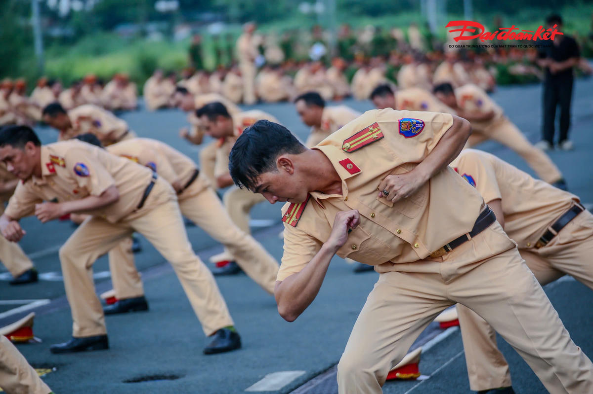 "Nếu không có thể lực tốt, bản lĩnh vững vàng và sự thành thục về quân sự, võ thuật thì không thể hoàn thành nhiệm vụ. Vì vậy, việc tập huấn, kiểm tra tuyệt đối không được làm theo hình thức, phong trào", Thiếu tướng Nguyễn Ngọc Quyền nhấn mạnh.