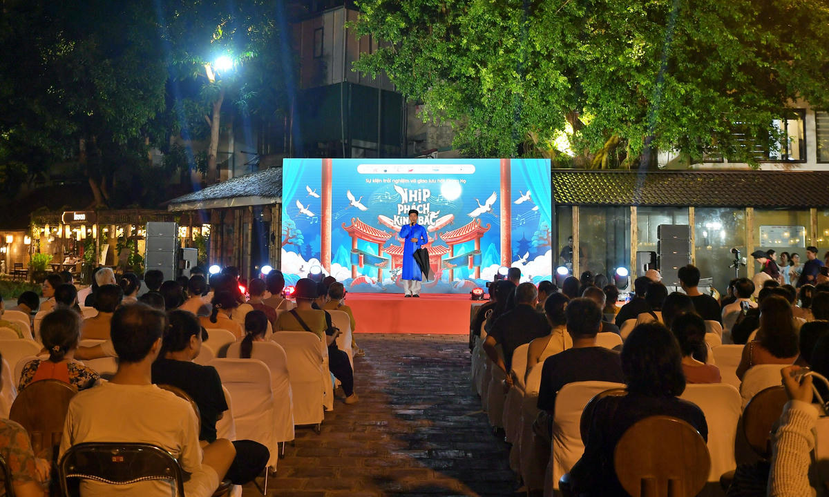 Chương trình thu hút đông đảo người dân và du khách.