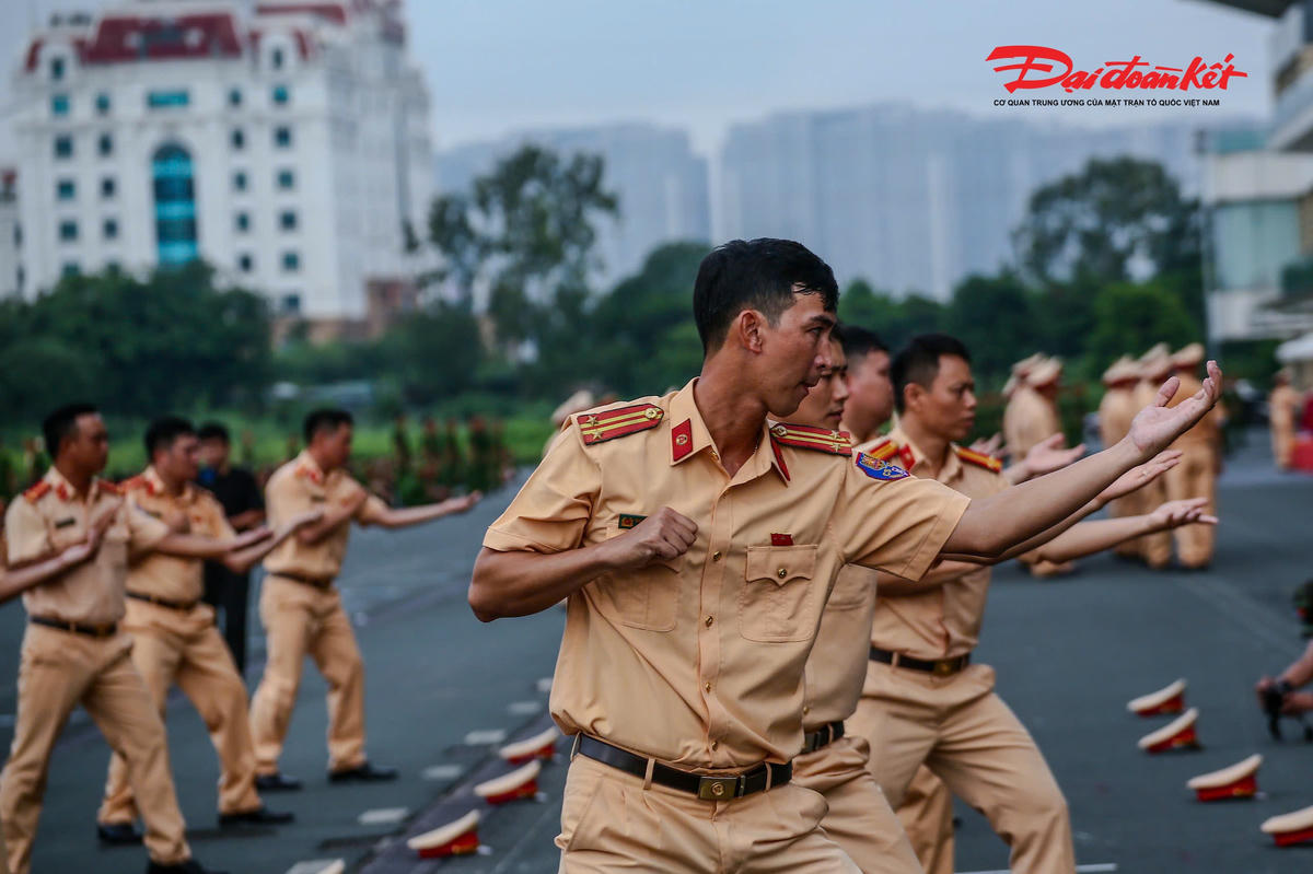 Hơn 3.000 cán bộ, chiến sĩ Công an Hà Nội tham gia đánh giá điều lệnh, quân sự, võ thuật năm 2026