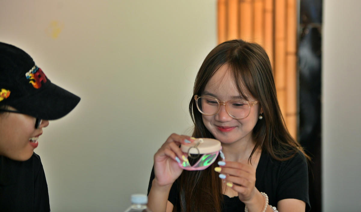 Bạn trẻ thích thú với trải nghiệm đặc biệt trong chương trình.