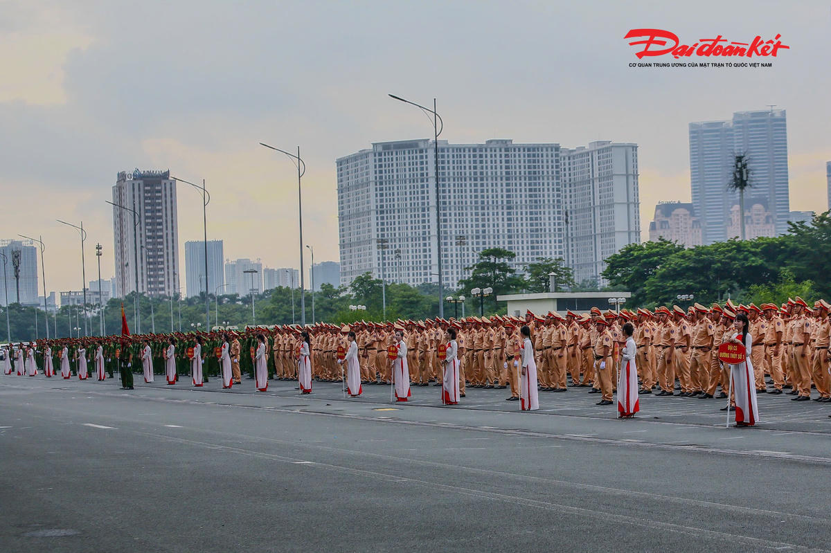 Ngay sau lễ khai mạc, dưới sự điều hành của Ban Tổ chức và sự giám sát của Tổ kiểm tra thuộc Phòng Công tác Đảng và công tác chính trị, hơn 3.000 cán bộ, chiến sĩ đã tham gia các nội dung đánh giá gồm duyệt đội ngũ, diễu hành qua lễ đài, điều lệnh đội ngũ từng người tay không, thực hiện các bài võ thuật Công an nhân dân và nghi lễ Công an nhân dân theo quy định.