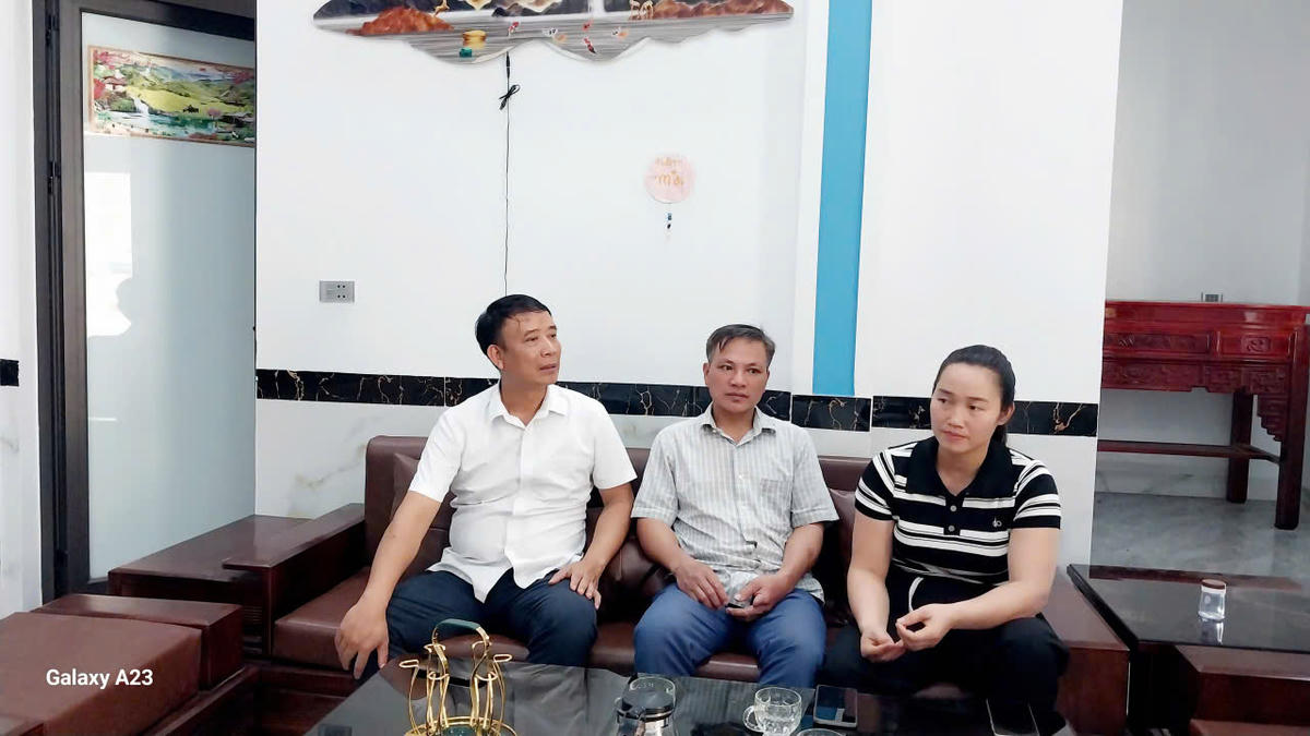 Cán bộ xã Tân Thành nắm bắt tình hình các gia đình có con em đi XKLĐ. Ảnh: Phương Nguyên