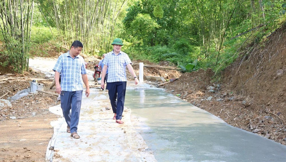 Lãnh đạo xã Trung Hạ kiểm tra tiến độ các dự án giao thông.
Ảnh: Hữu Đại