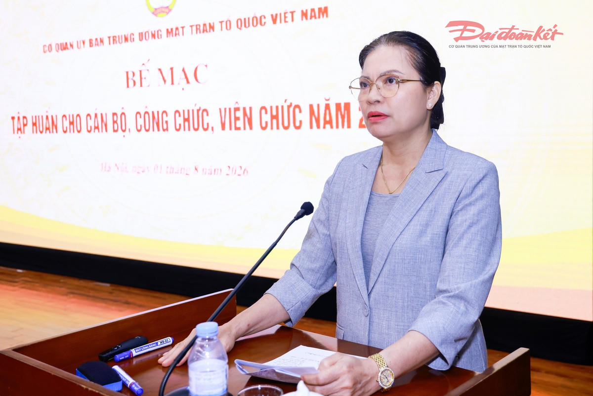 Phó Chủ tịch - Tổng Thư ký UBTƯ MTTQ Việt Nam Hà Thị Nga phát biểu bế mạc lớp tập huấn.