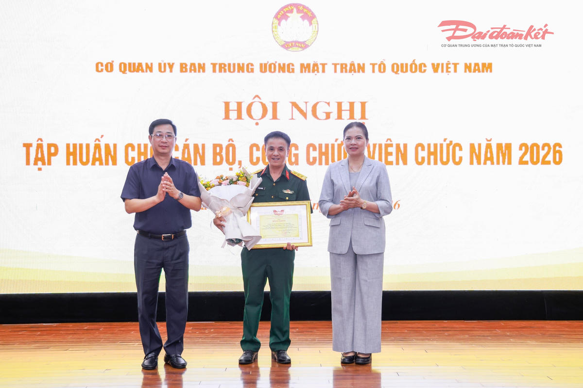 Phó Chủ tịch - Tổng Thư ký Hà Thị Nga và Phó Chủ tịch Cao Xuân Thạo trao Bằng khen và tặng hoa cho đơn vị đồng hành tại chương trình.