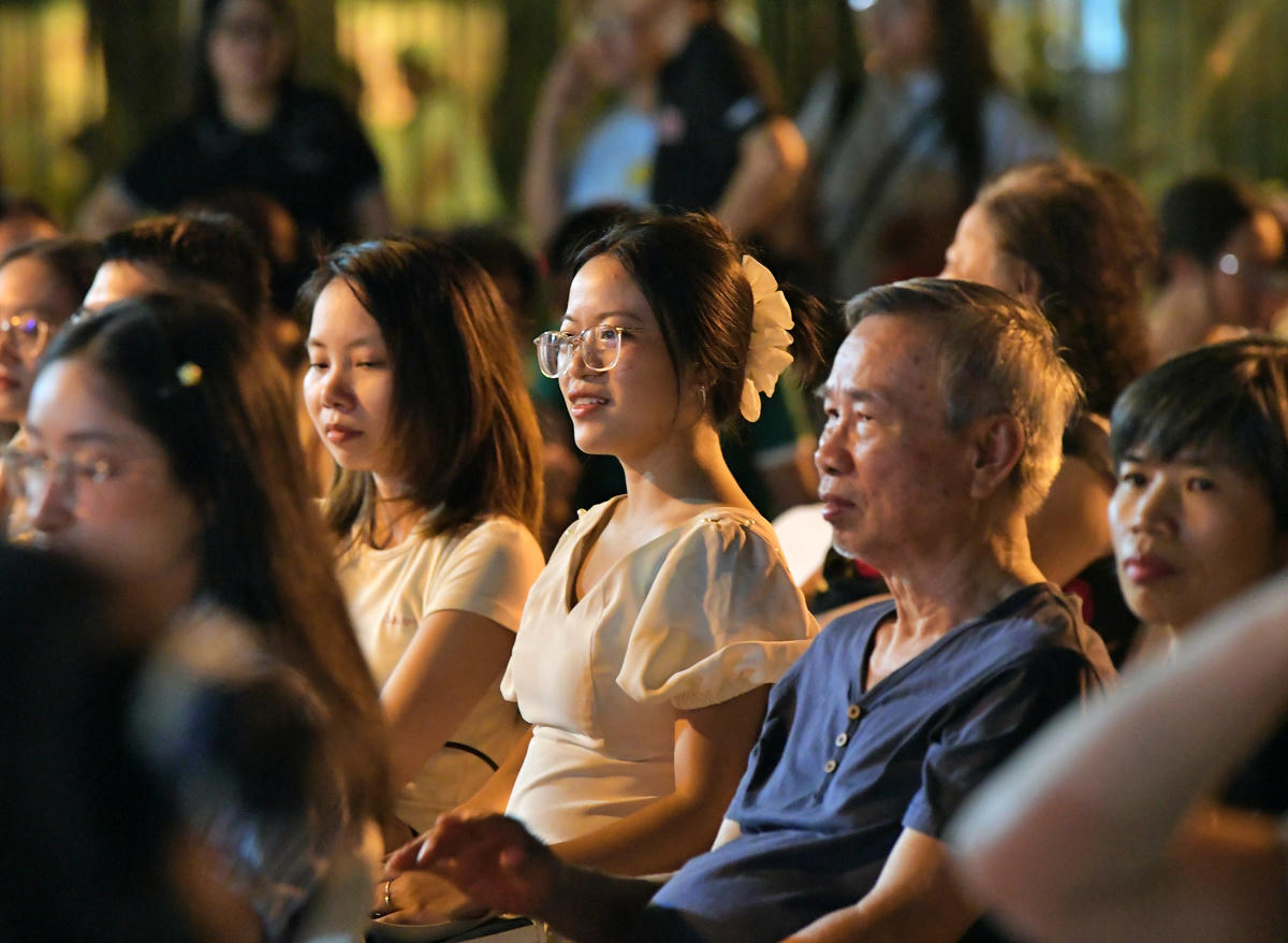 Công chúng chăm chú thưởng thức chương trình, cho thấy sức hút của nghệ thuật Quan họ trong đời sống văn hóa đương đại.