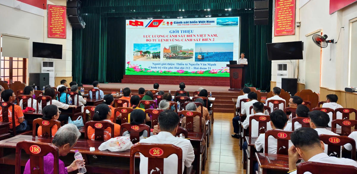 Thiếu tá Nguyễn Văn Mạnh, Chính trị viên phó Hải đội 212, Hải đoàn 21, báo cáo viên, giới thiệu sơ lược về Lực lượng Cảnh sát biển Việt Nam và Bộ Tư lệnh Vùng Cảnh sát biển 2. Ảnh: CS.