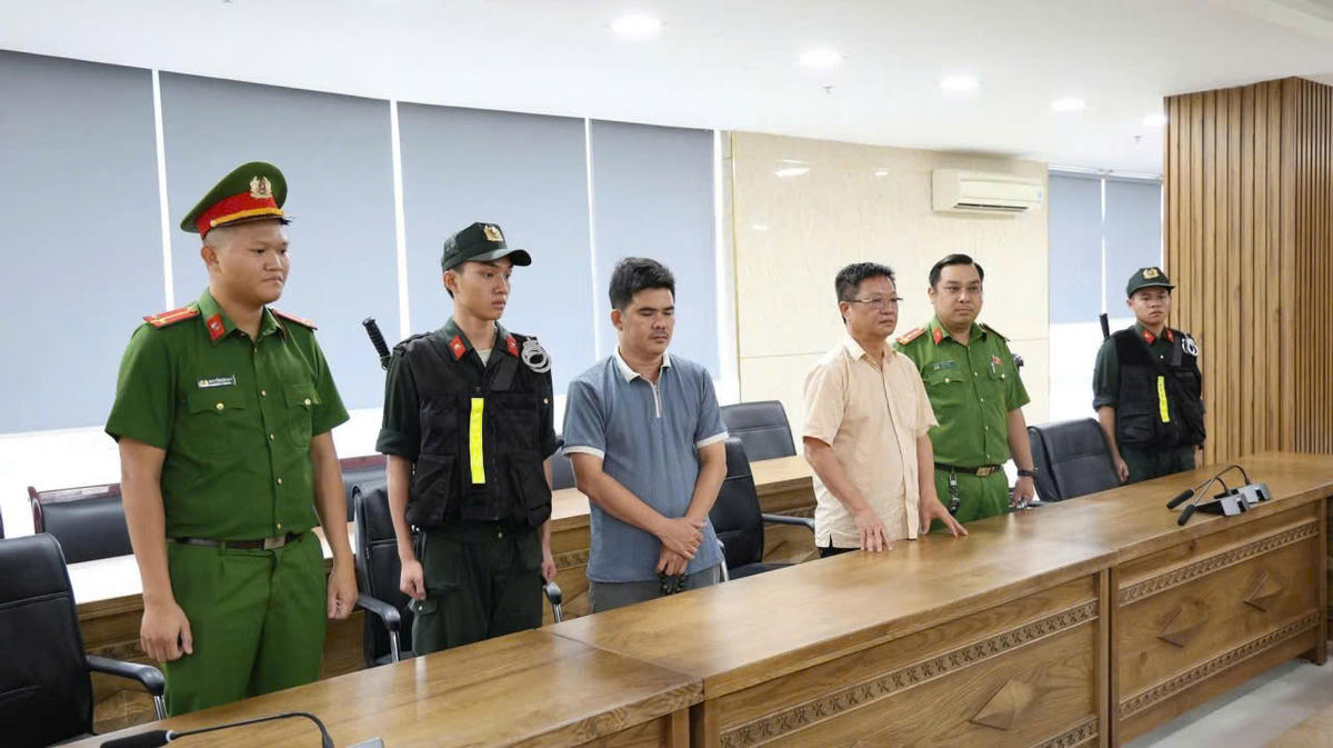Lực lượng Công an TP Đà Nẵng đọc quyết định bắt các đối tượng liên quan đến vụ án. Ảnh: CA Đà Nẵng.