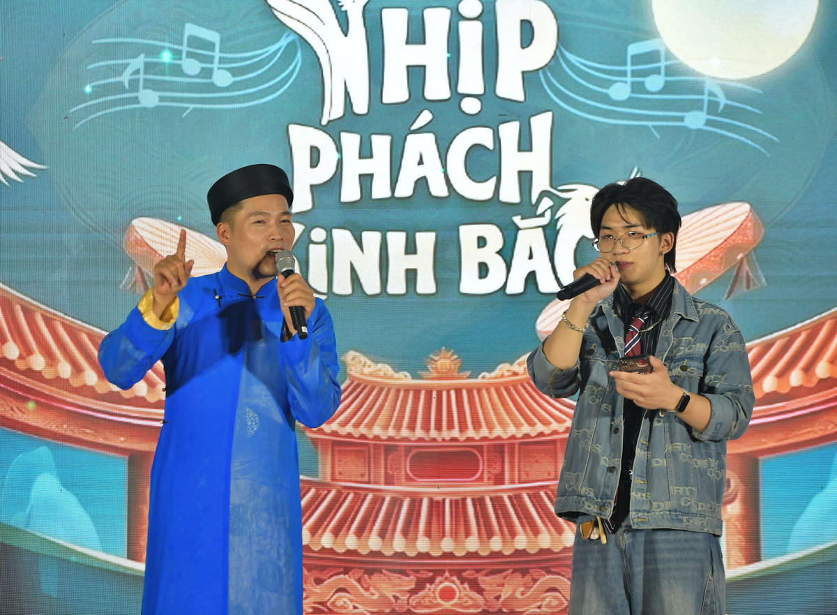 Bạn trẻ tham gia giao lưu cùng nghệ sĩ, góp phần đưa Dân ca Quan họ đến gần hơn với thế hệ trẻ thông qua những trải nghiệm trực tiếp.
