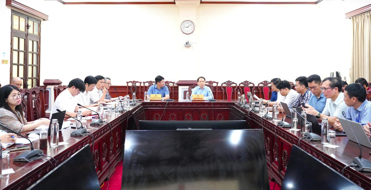 Lãnh đạo Bộ Tư pháp chủ trì cuộc họp nghe báo cáo ứng dụng công nghệ trong thực hiện tổng rà soát.