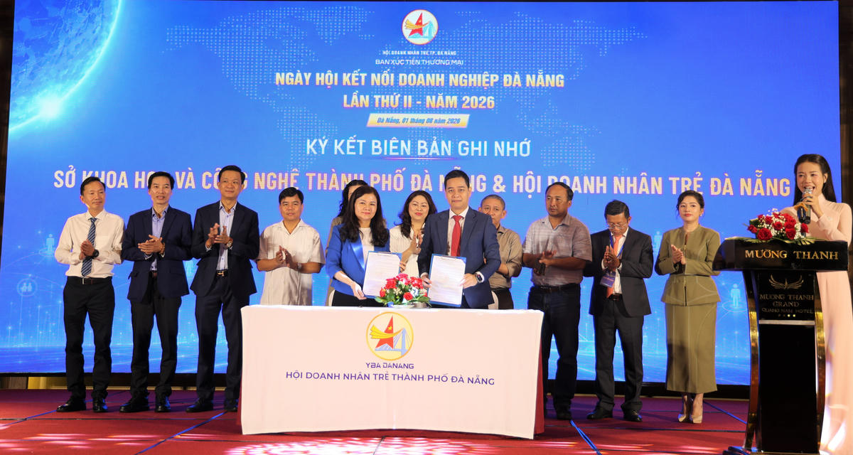 Các đơn vị ký kết chương trình hợp tác với Sở Khoa học và Công nghệ TP Đà Nẵng và VCCI Chi nhánh miền Trung-Tây Nguyên nhằm tăng cường chia sẻ thông tin, kết nối nguồn lực, hỗ trợ doanh nghiệp. Ảnh: Nguyễn Tín.