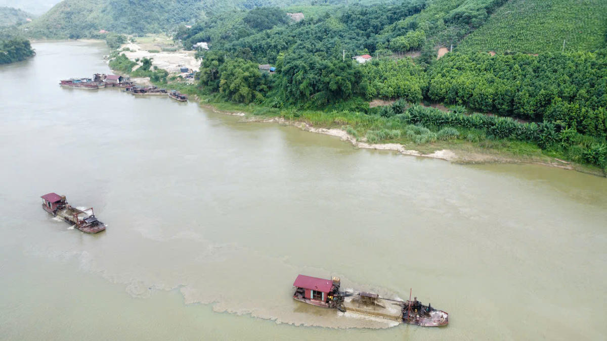 Tàu hút cát giữa ban ngày trên sông Chảy. 