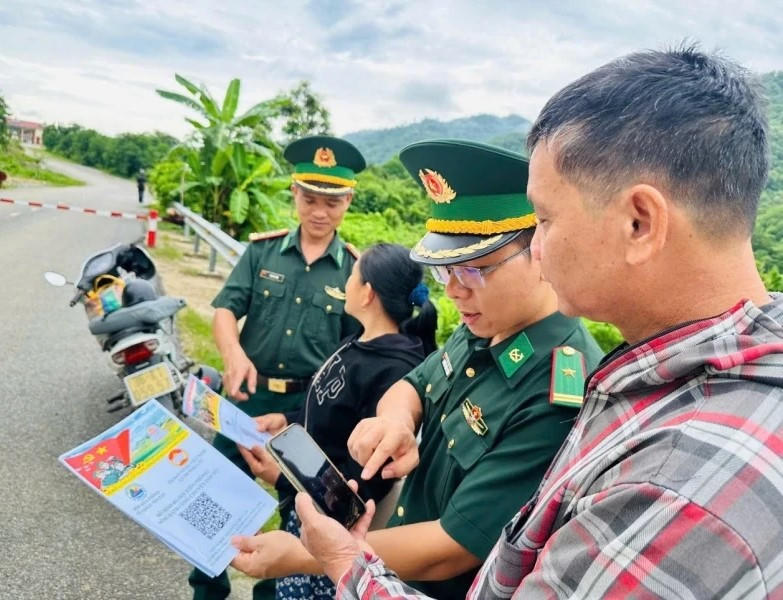 Người dân Mường Lát trải nghiệm các tiện ích số trong mô hình chuyển đổi số vùng biên. Ảnh: Quỳnh Trâm