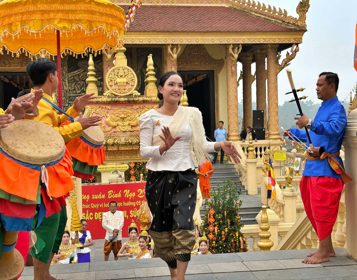 Đến với Làng Văn hoá, công chúng có cơ hội khám phá văn hoá của đồng bào Khmer ngay giữa lòng Thủ đô.