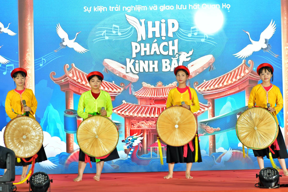 Những mầm non Quan họ của làng Diềm tự tin biểu diễn, góp phần tiếp nối và lan tỏa di sản Dân ca Quan họ Bắc Ninh đến với công chúng hôm nay.
