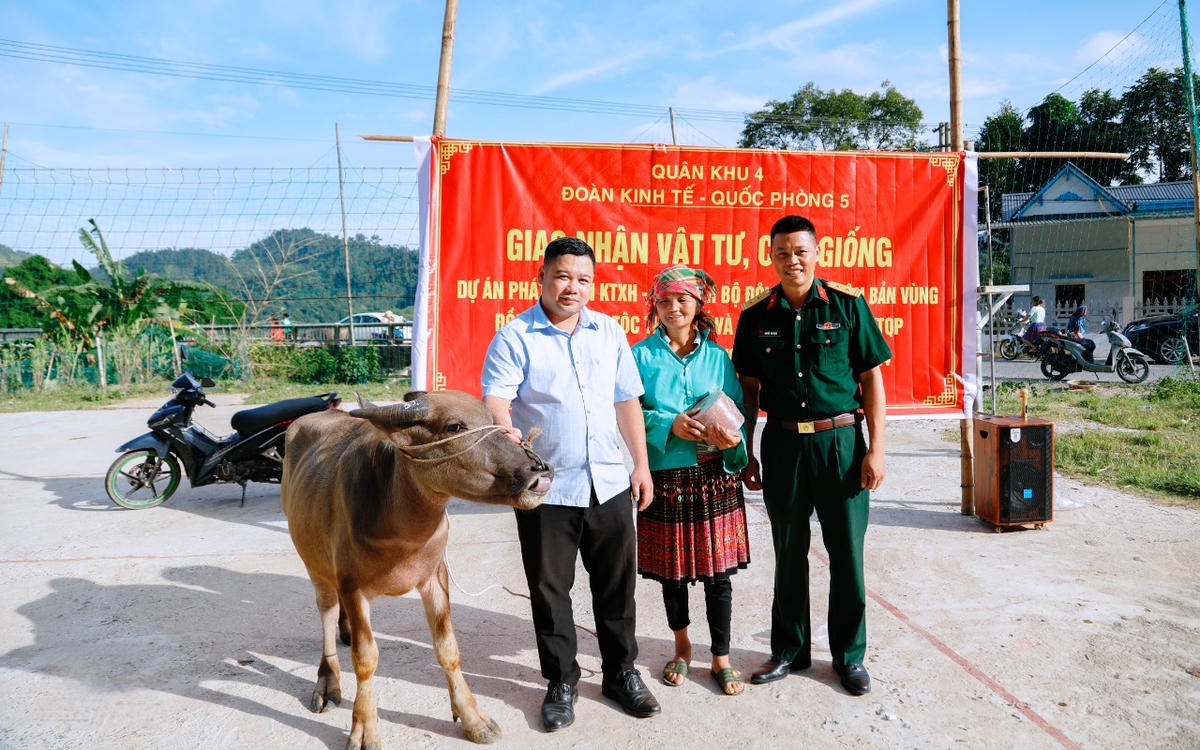 Đoàn Kinh tế - Quốc phòng 5 (Quân khu 4) cấp phát con giống cho người dân xã Trung Lý có hoàn cảnh khó khăn. Ảnh: Đình Minh