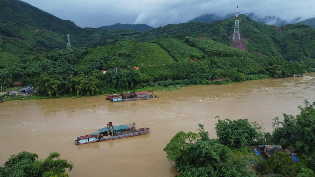 Vì sao tàu hút cát vẫn công khai hoạt động trên sông Chảy sau lệnh dừng?