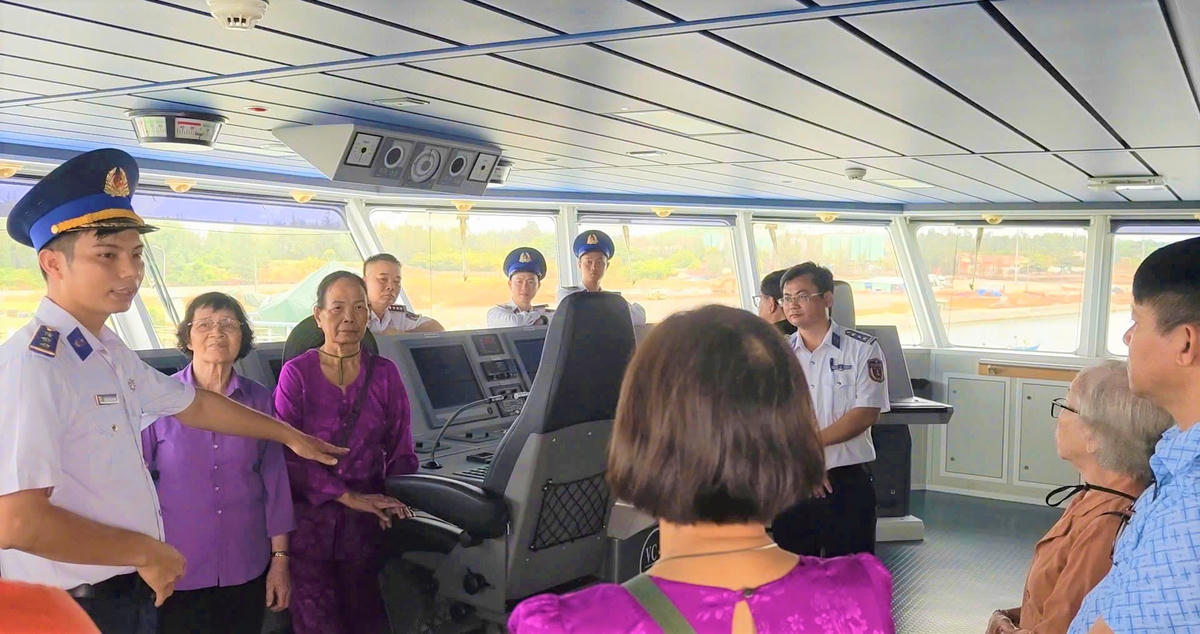 Thượng úy Trần Quốc Khánh, Phó Thuyền trưởng Tàu CSB 8002 giới thiệu với Đoàn về chức năng, nhiệm vụ của Tàu. Ảnh: CS.