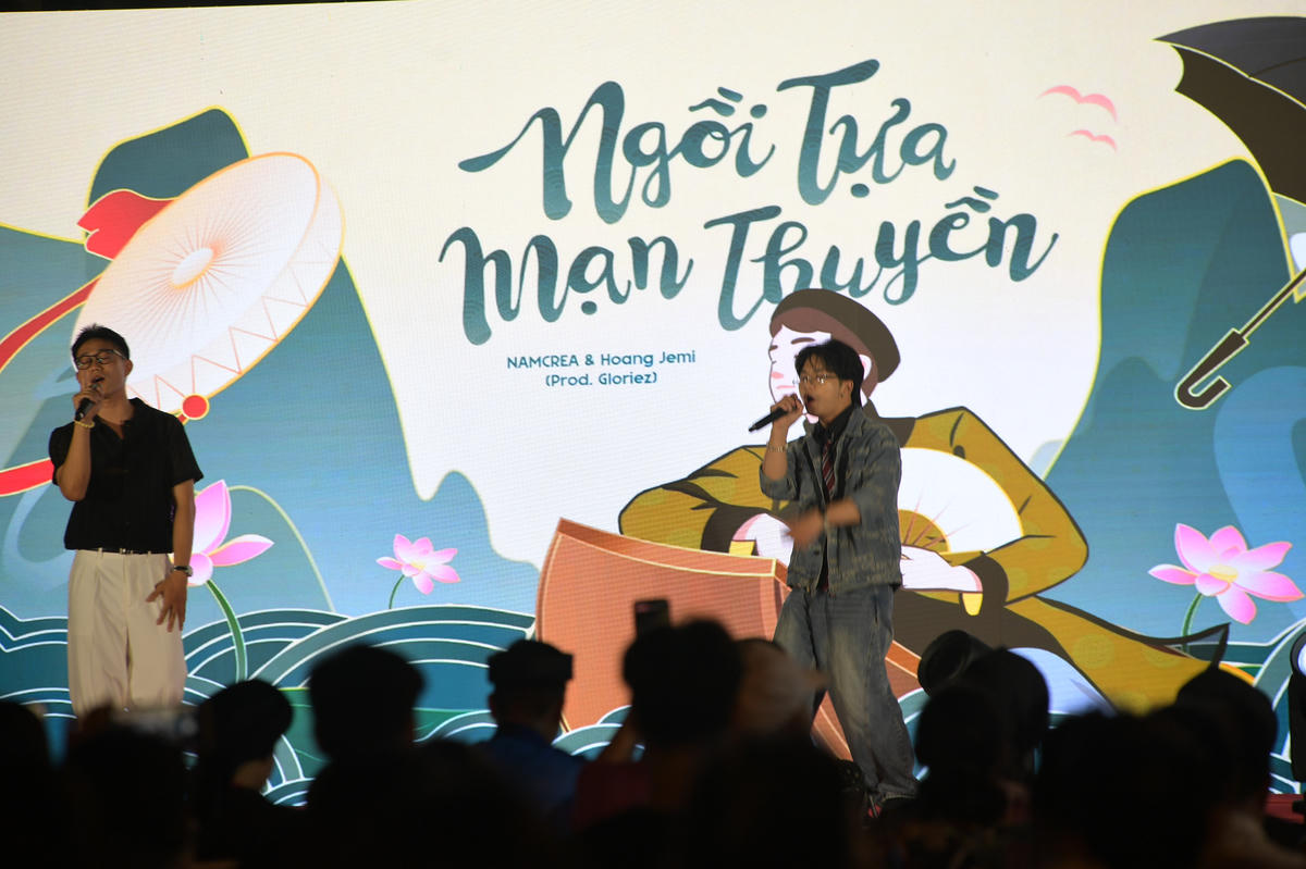 Làn điệu Quan họ "Ngồi tựa mạn thuyền" được các bạn trẻ phối mới với phong cách trẻ trung, tạo thêm sức sống cho di sản nhưng vẫn giữ được nét đẹp truyền thống.