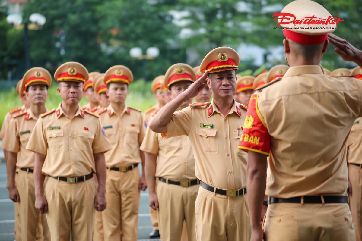 Theo Đại tá Trần Đình Nghĩa, điều lệnh, quân sự, võ thuật không chỉ là nội dung huấn luyện định kỳ mà còn là nền tảng quan trọng để xây dựng bản lĩnh chính trị, ý thức kỷ luật, tác phong chính quy và khả năng sẵn sàng chiến đấu của mỗi cán bộ, chiến sĩ.