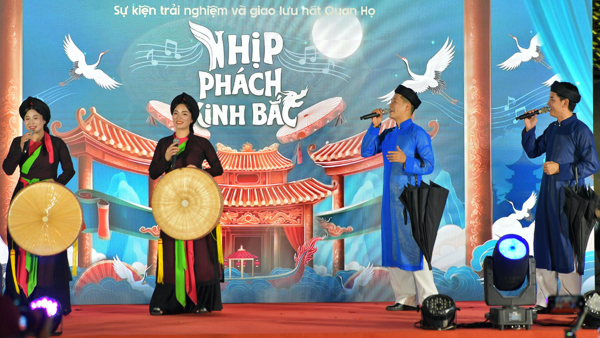 Các nghệ sĩ Nhà hát Dân ca Quan họ Bắc Ninh mang đến nhiều tiết mục đặc sắc.