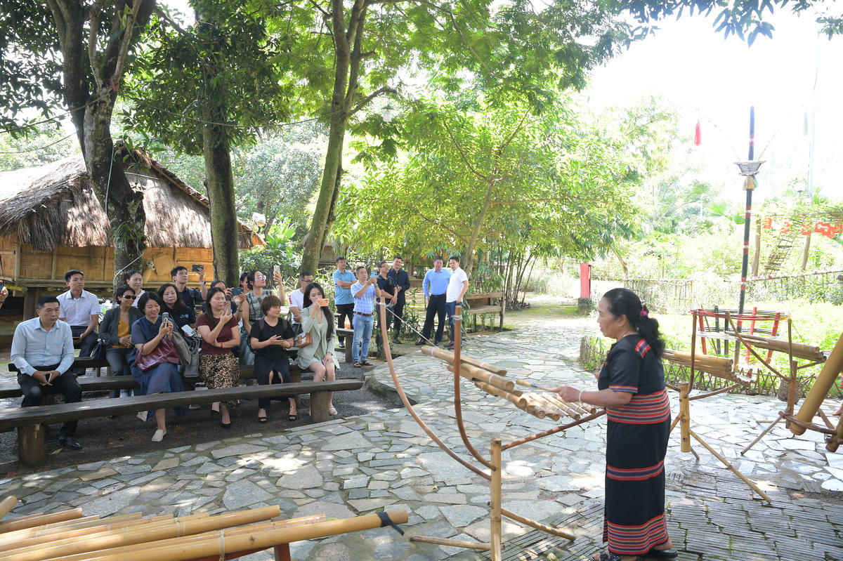 Du khách tham quan tại Làng Văn hoá.