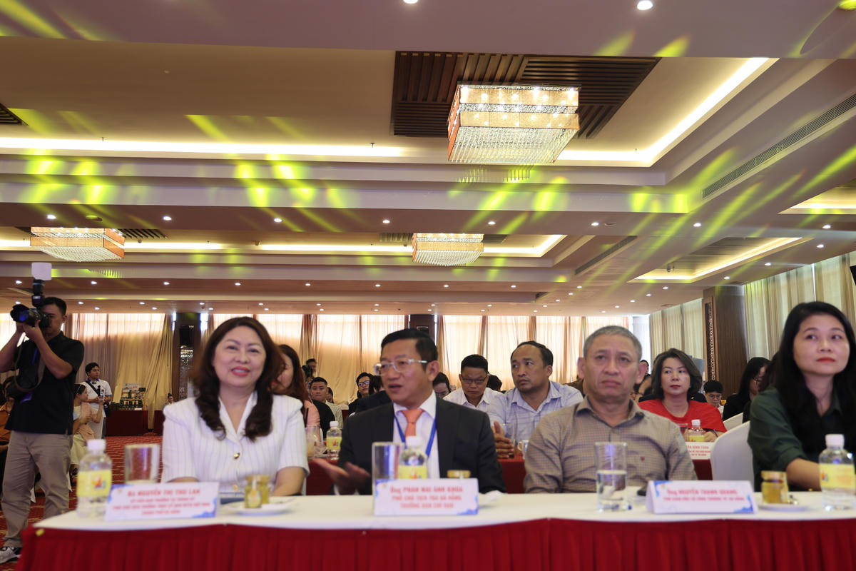 bà Nguyễn Thị Thu Lan, (bên trái), Phó Chủ tịch Thường trực Ủy ban MTTQ Việt Nam TP Đà Nẵng tham dự Ngày hội. Ảnh: Nguyễn Tín.
