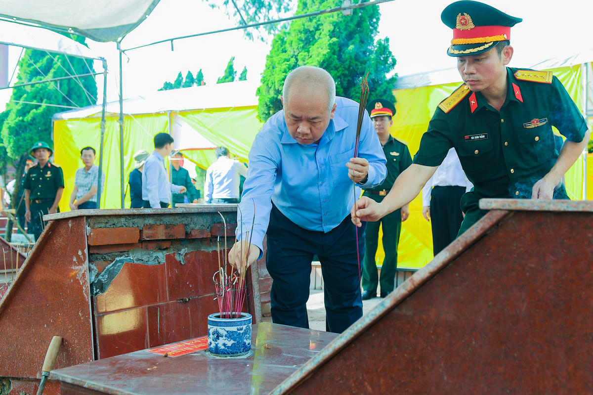 Chủ tịch UBND thành phố Đỗ Thành Trung thắp hương tại các phần mộ liệt sĩ ở Nghĩa trang liệt sĩ Bắc An, phường Nguyễn Trãi. Ảnh: Thành Chung.