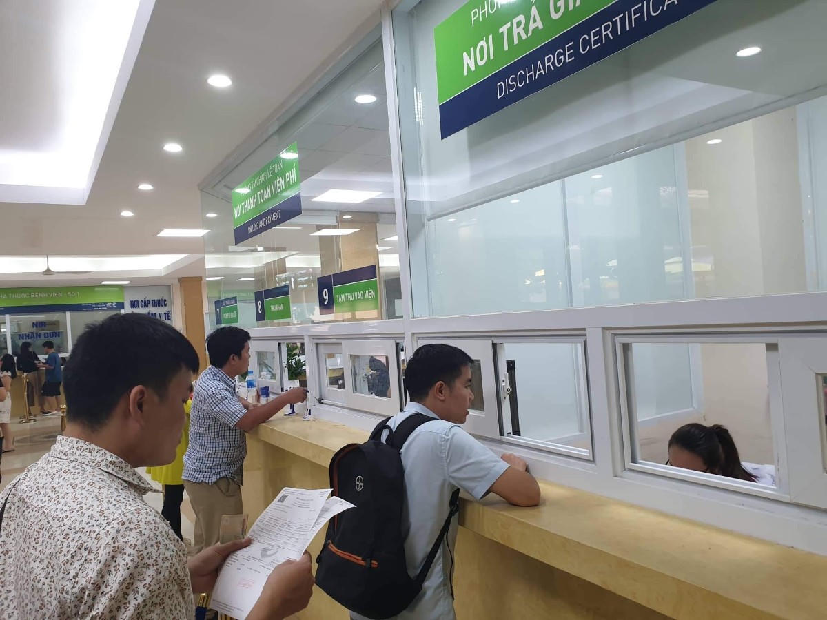 Người dân đi khám chữa bệnh bảo hiểm y tế. Ảnh: Ngọc Yến.
