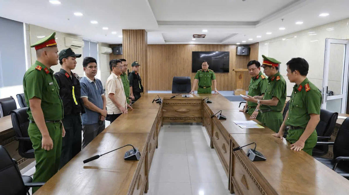 Công an TP Đà Nẵng đọc quyết định bắt đối tượng trong đường dây mua bán hóa đơn khống hơn 2.000 tỷ đồng. Ảnh: CA Đà Nẵng.