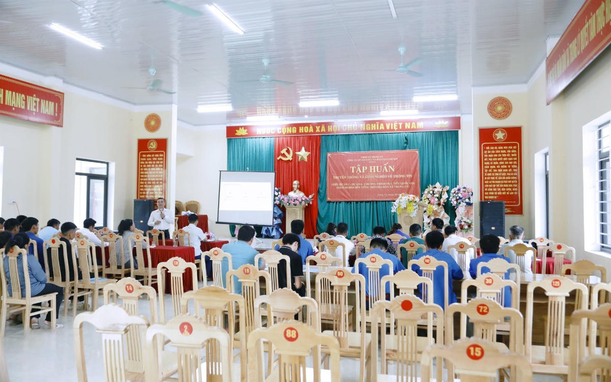 Xã Trung Lý tập huấn truyền thông và giảm nghèo về thông tin, góp phần thực hiện mục tiêu giảm nghèo bền vững. Ảnh: Đình Minh