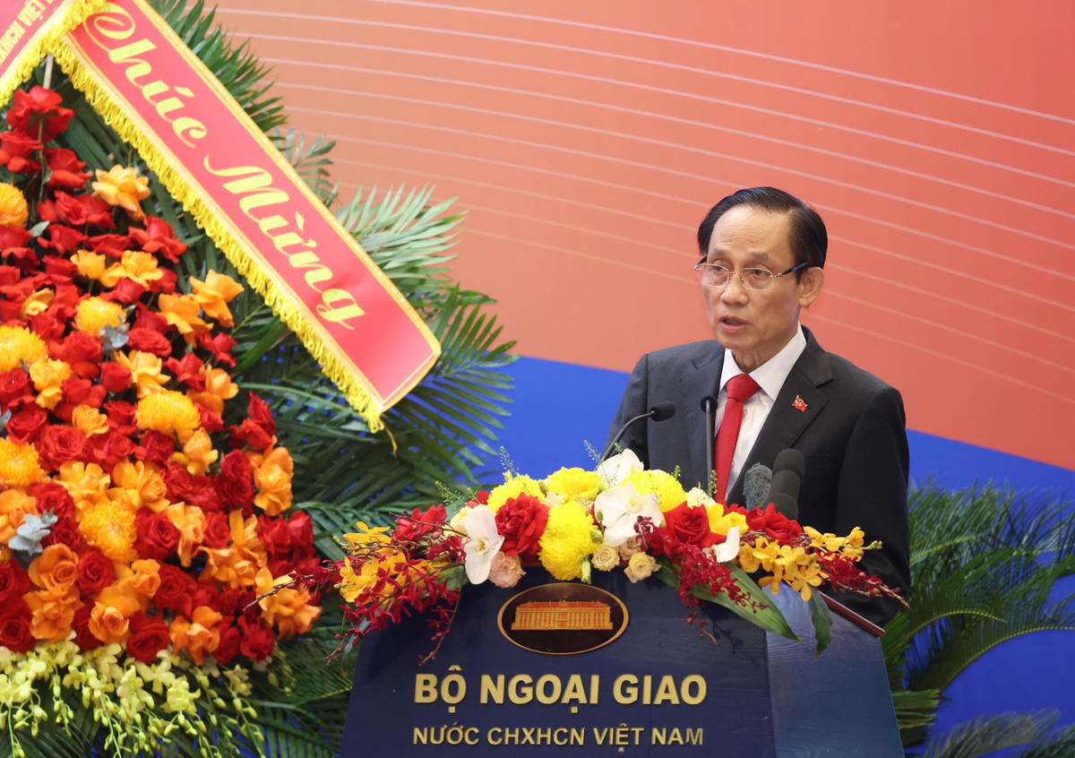 Uỷ viên Bộ Chính trị, Bộ trưởng Bộ Ngoại giao Lê Hoài Trung phát biểu khai mạc hội nghị (Ảnh: Quang Vinh)