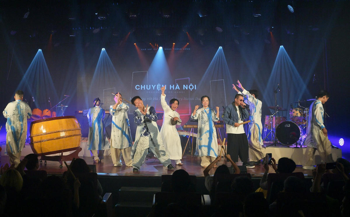 Chương trình nghệ thuật "Chuyện Hà Nội - Một ngày rất Hà Nội" đã tạo ra sự khác biệt đối với du khách trên hành trình trải nghiệm. Ảnh: P. Sỹ.