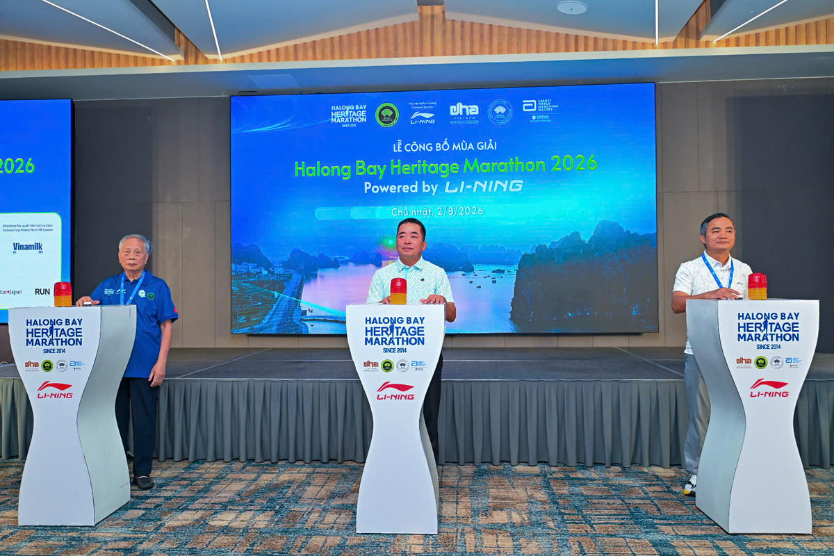 Các đại biểu thực hiện nghi thức công bố mùa giải 2026.